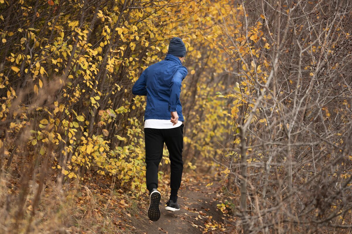 健身全副武装的人在森林里的小路上奔跑运动运动运动