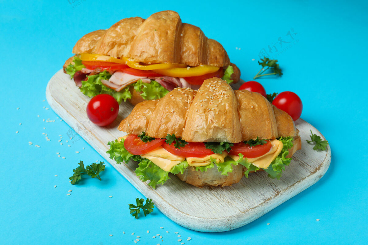 面包美味的概念吃羊角面包三明治蓝色 特写晚餐美食芝麻